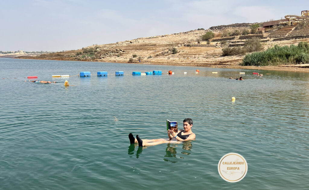 Flotando en el Mar Muerto en Jordania