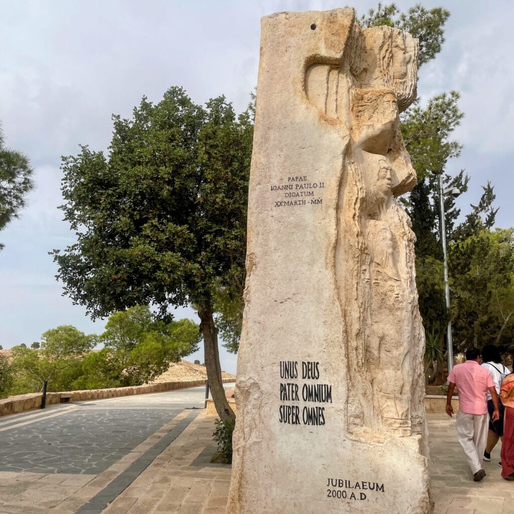 MONTE NEBO ESCULTURA CAMINO DE PAZ EN LA Ruta por Jordania