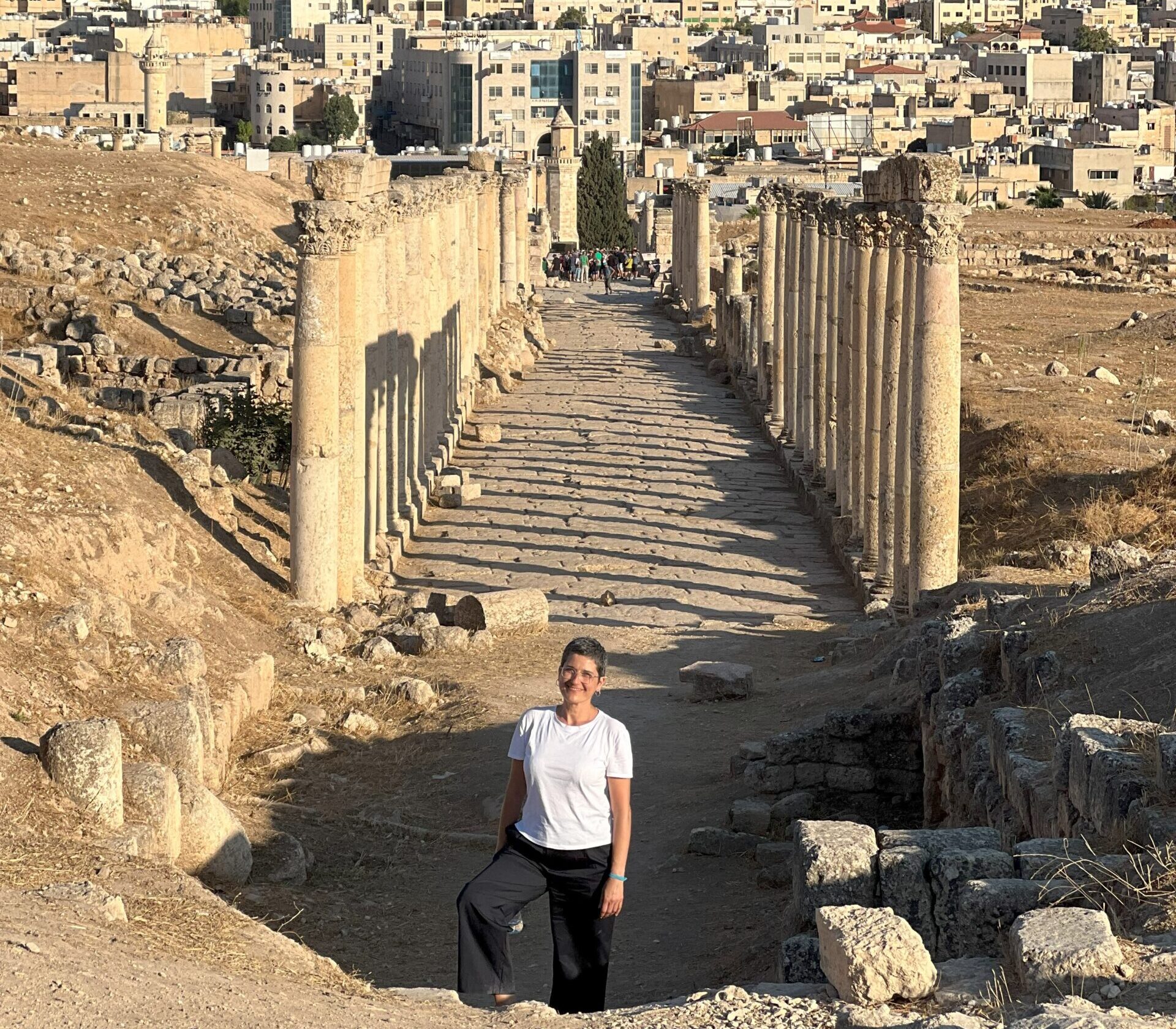 Un lugar imprescindible de cualquier visita a Jerash se situa justo aqui, en las gradas superiores del Teatro Norte