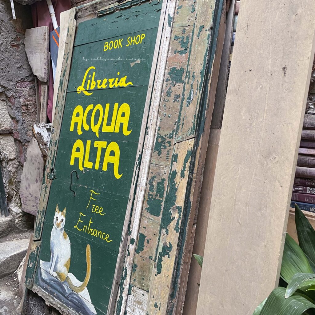 Interior de la Librería Acqua Alta con libros y barcas