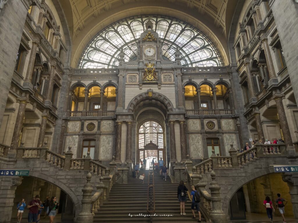 INTERIOR ESTACION DE TREN DE AMBERES