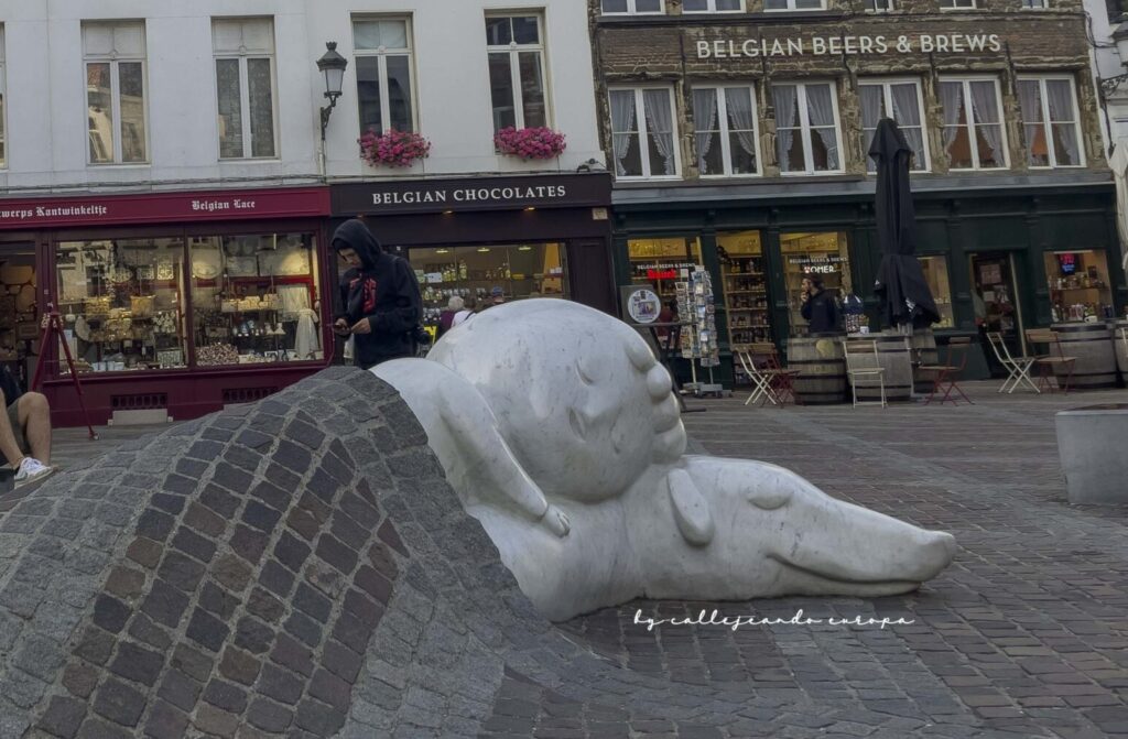 ESCULTURA EL NIÑO Y EL PERRO EN AMBERES