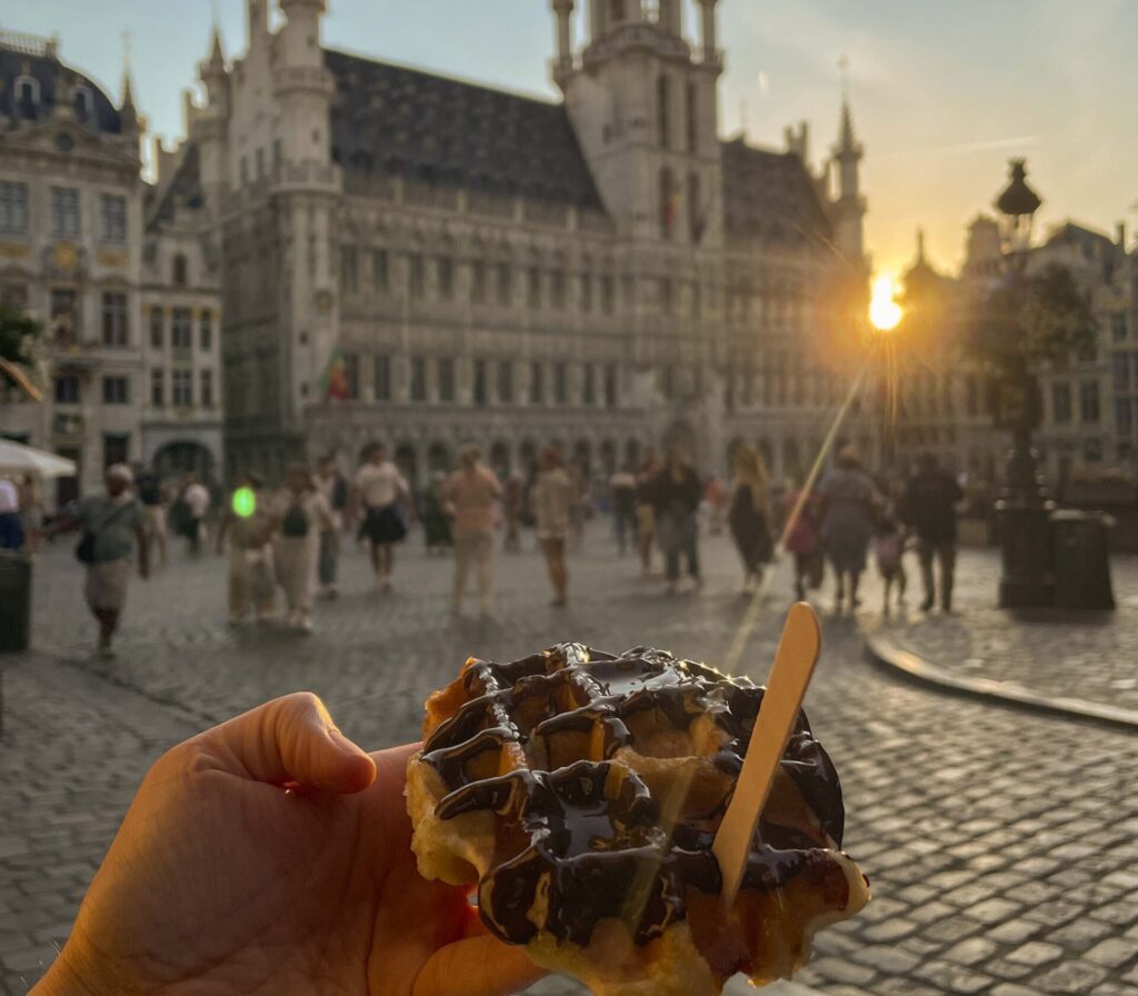 Waffle belga con toppings en la Grand Place de Bruselas