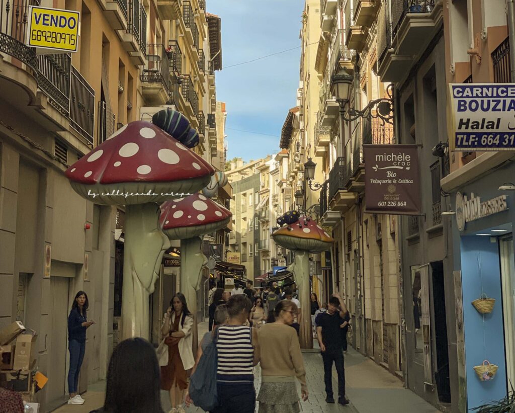 CALLE SAN FRANCISCO DE ALICANTE, MÁS CONOCIDA COMO CALLE DE LAS SETAS.