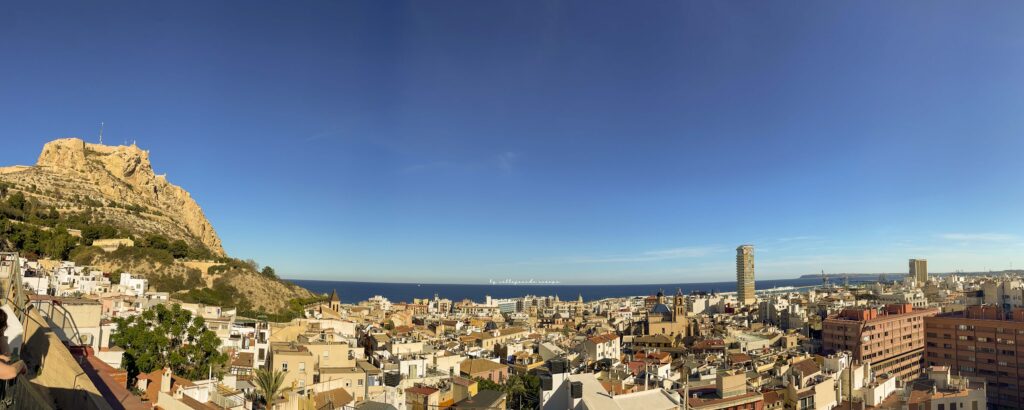 PANORÁMICA DE ALICANTE DESDE EL BARRIO DE SANTA CRUZ