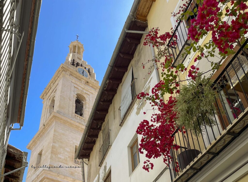 VISTA DE LA TORRE DE LA COLEGIATA DE SANTA MARÍA DE XÀTIVA EN NUESTRA RUTA POR LA COMUNIDAD VALENCIANA