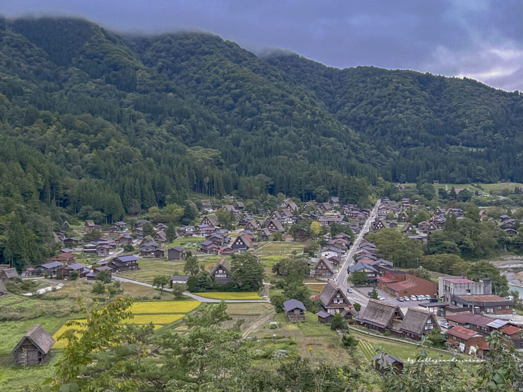 Vista panorámica de Shirakawago desde el Mirador de Shiroyama en octubre