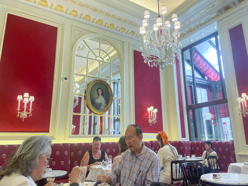 Fachada histórica del Hotel Sacher en Viena, famoso por la tarta Sacher original