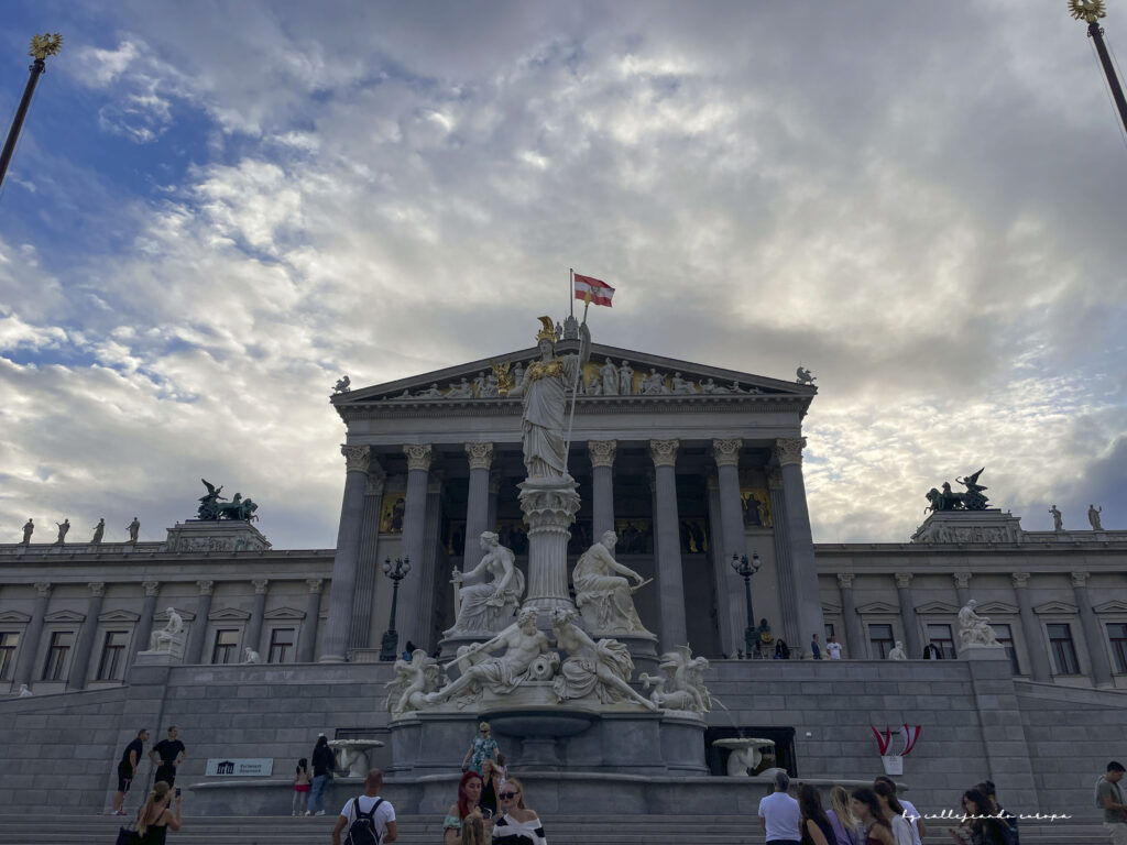 Fachada neoclásica del Parlamento de Viena bajo el cielo azul