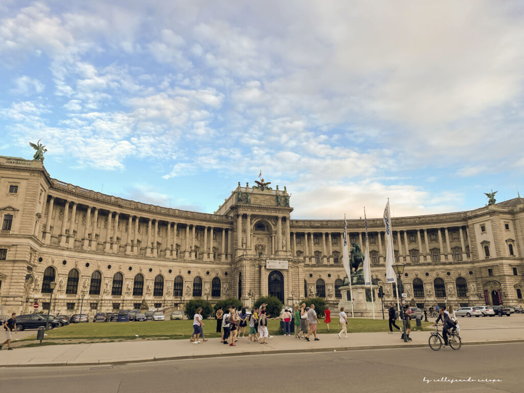 Fachada principal del Palacio Hofburg en Viena, Austria