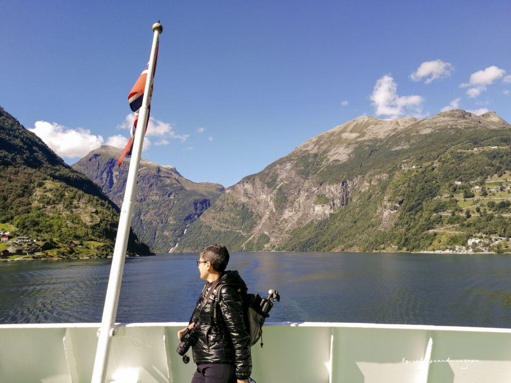 Disfrutando del fiordo de Geiranger desde el ferry, una de las rutas más bonitas de Noruega para ir de DE ÅLESUND A GEIRANGER