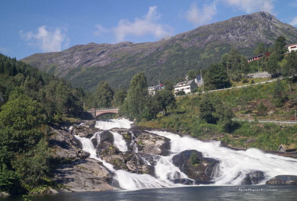 Cascada Hellesyltfossen en Hellesylt, Noruega, un espectáculo natural en pleno pueblo