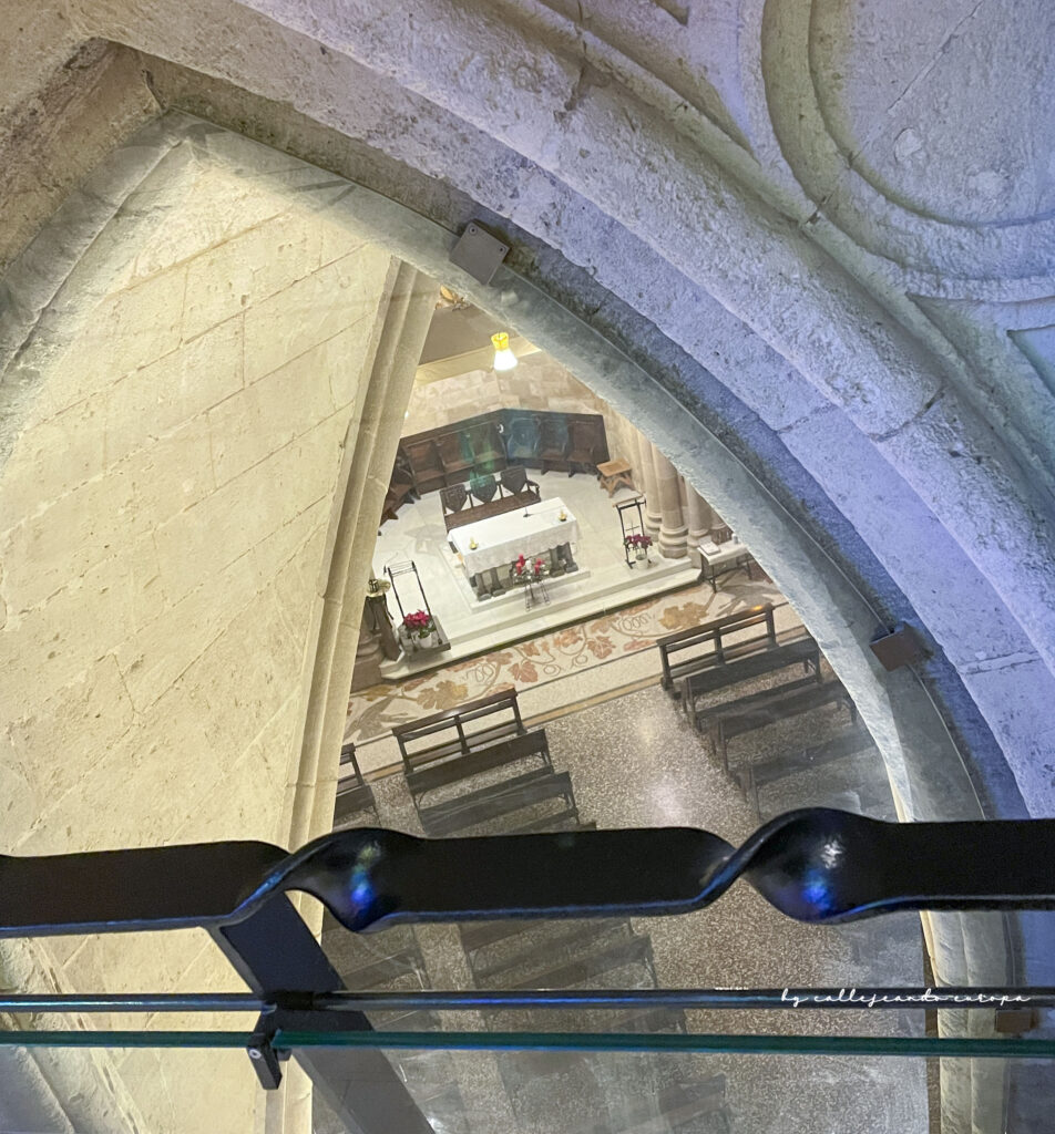 CRIPTA DE LA SAGRADA FAMILIA DONDE ESTÁ ENTERRADO GAUDÍ