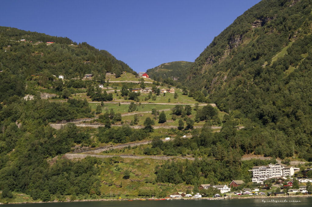 Carretera Eagle Road en Noruega, con mirador sobre el Geirangerfjord