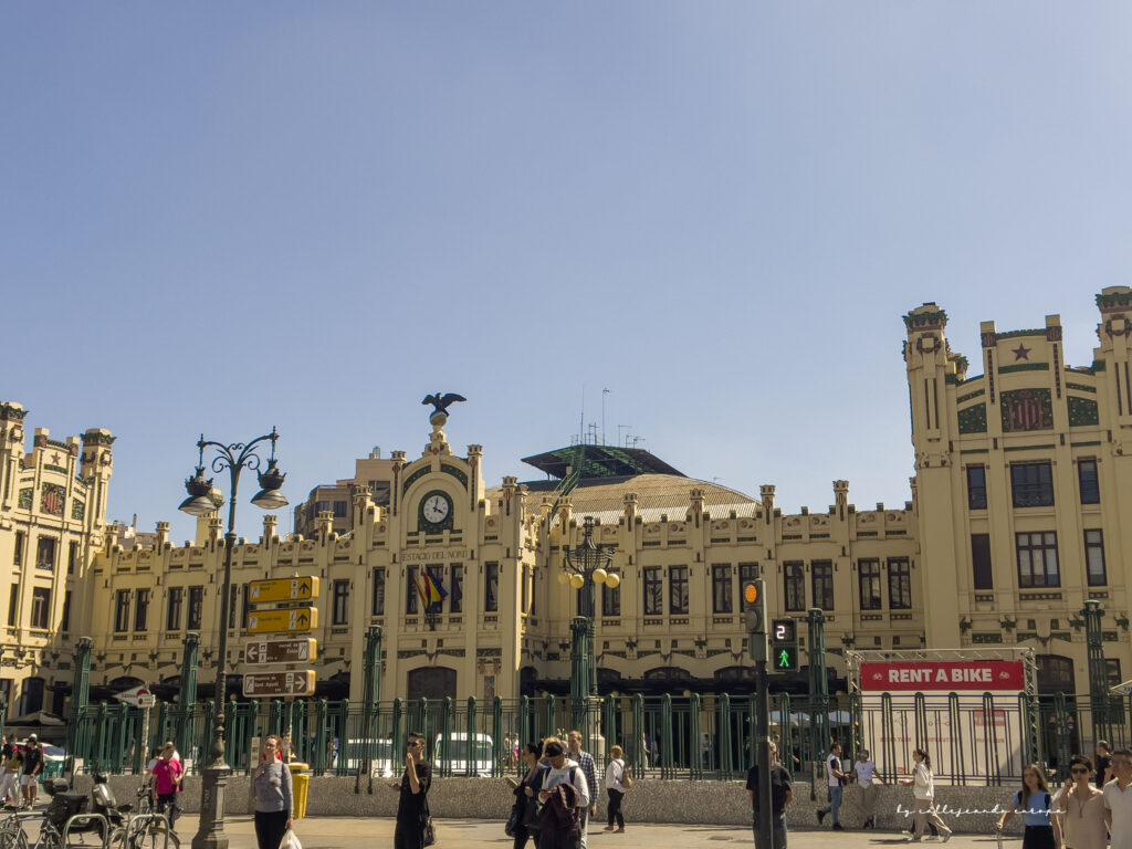 Estación del Norte de Valencia, edificio modernista con cerámica típica valenciana