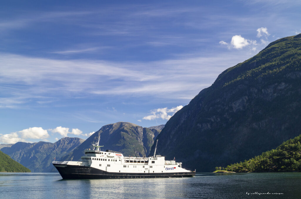 Trayecto en ferry por el Geirangerfjord, una de las mejores formas de disfrutar el paisaje en la excursión de un día como ir de DE ÅLESUND A GEIRANGER