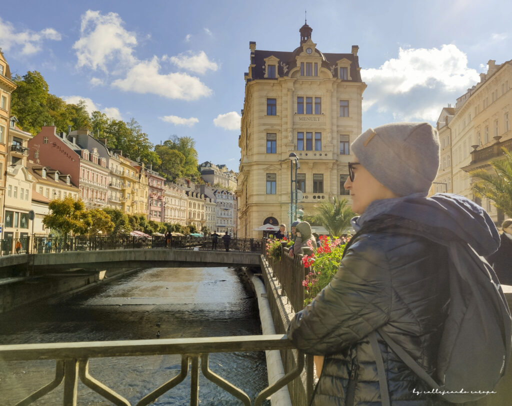 Puente sobre el río Teplá en Karlovy Vary, ciudad balneario de la República Checa