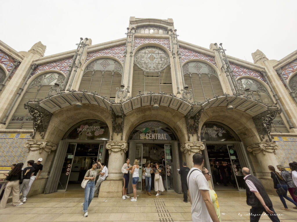 Fachada del Mercado Central de Valencia, joya modernista en el centro histórico"