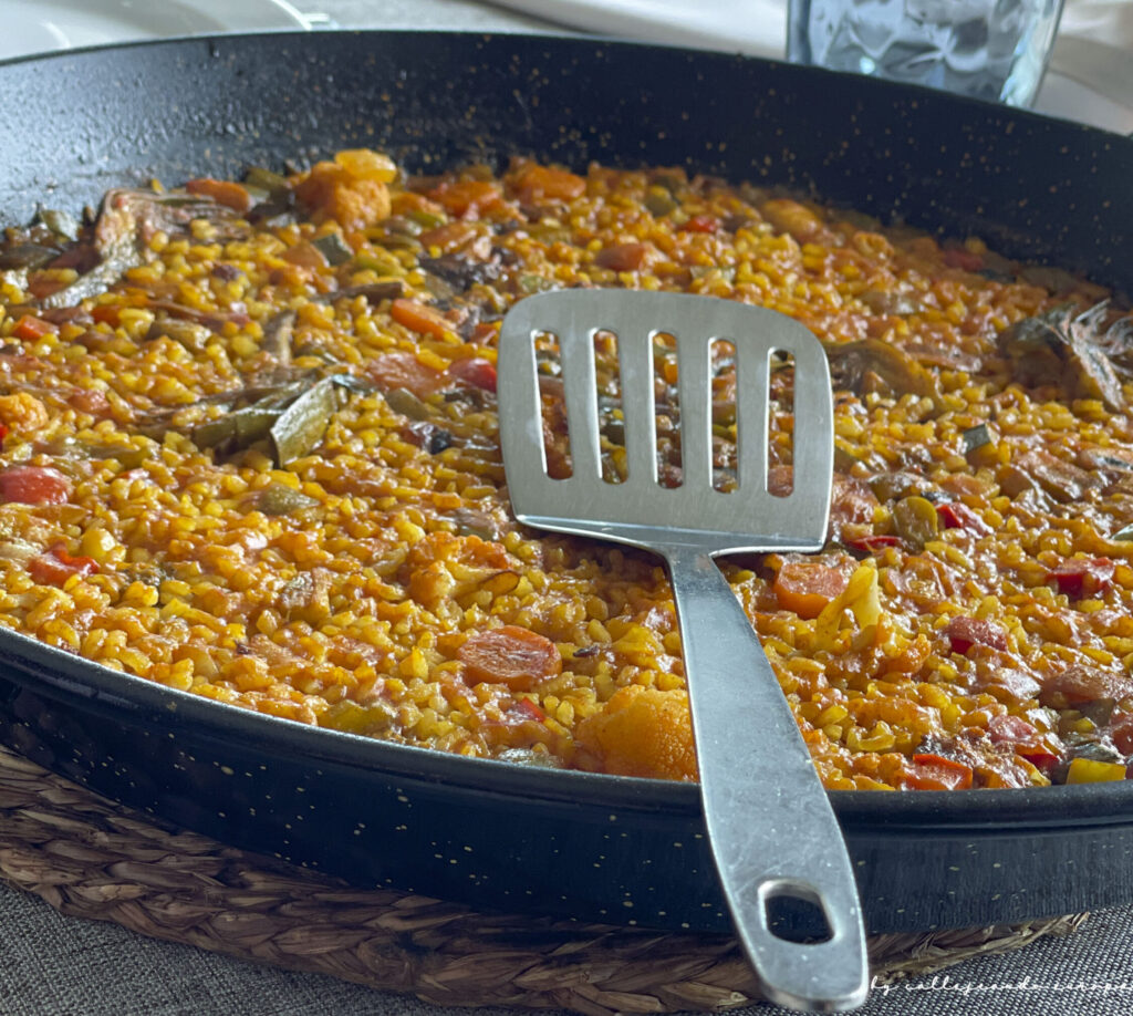 Paella valenciana tradicional servida en un restaurante típico de Valencia