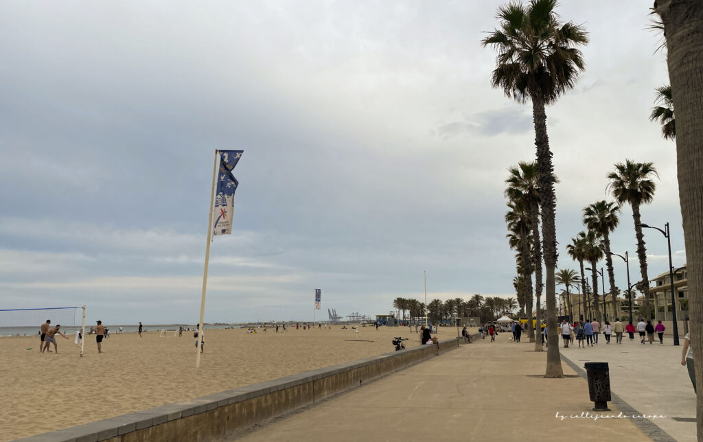 Playa de la Patacona en Valencia, ideal para relajarse y disfrutar del mar Mediterráneo