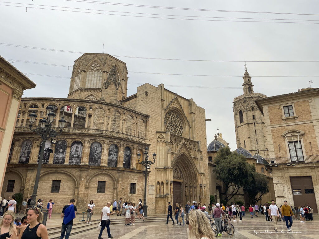 Plaza de la Virgen en Valencia con la Fuente del Turia y la Basílica de la Virgen de los Desamparados