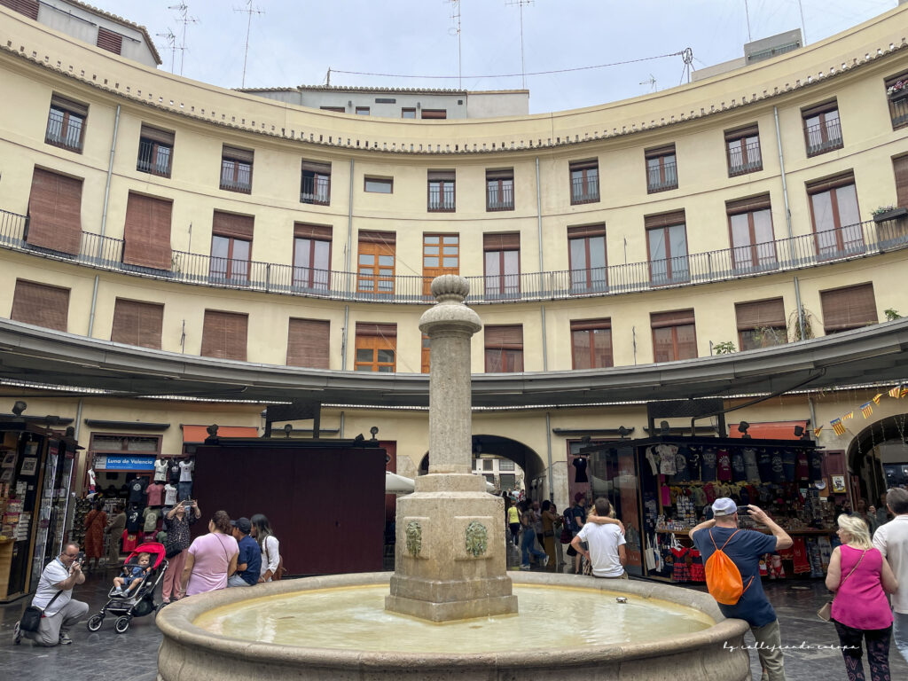 Vista de la Plaza Redonda de Valencia, uno de los rincones más curiosos del casco antiguo