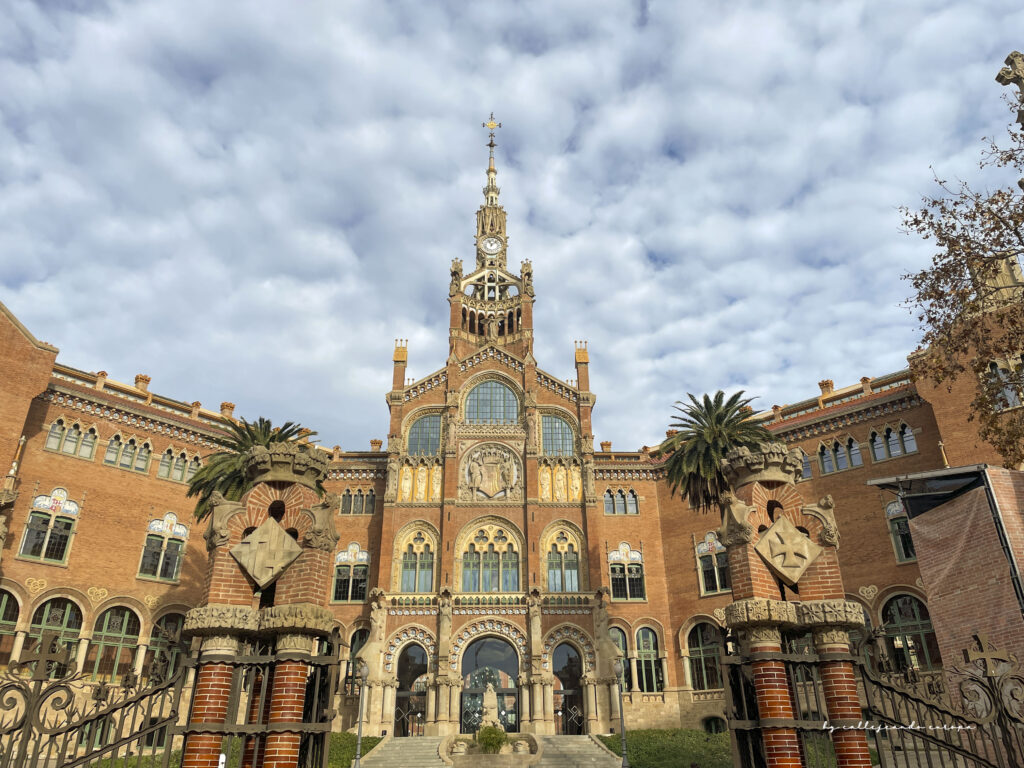 VISTA EXTERIOR DEL RECINTO MODERNISTA DE SANT PAU EN BATCELONA