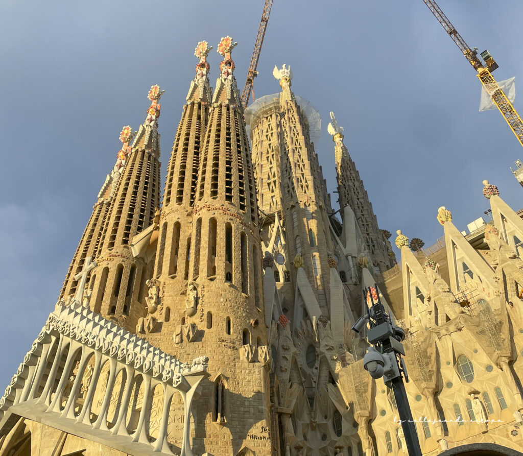 Vista de las torres de la Sagrada Familia en Barcelona
