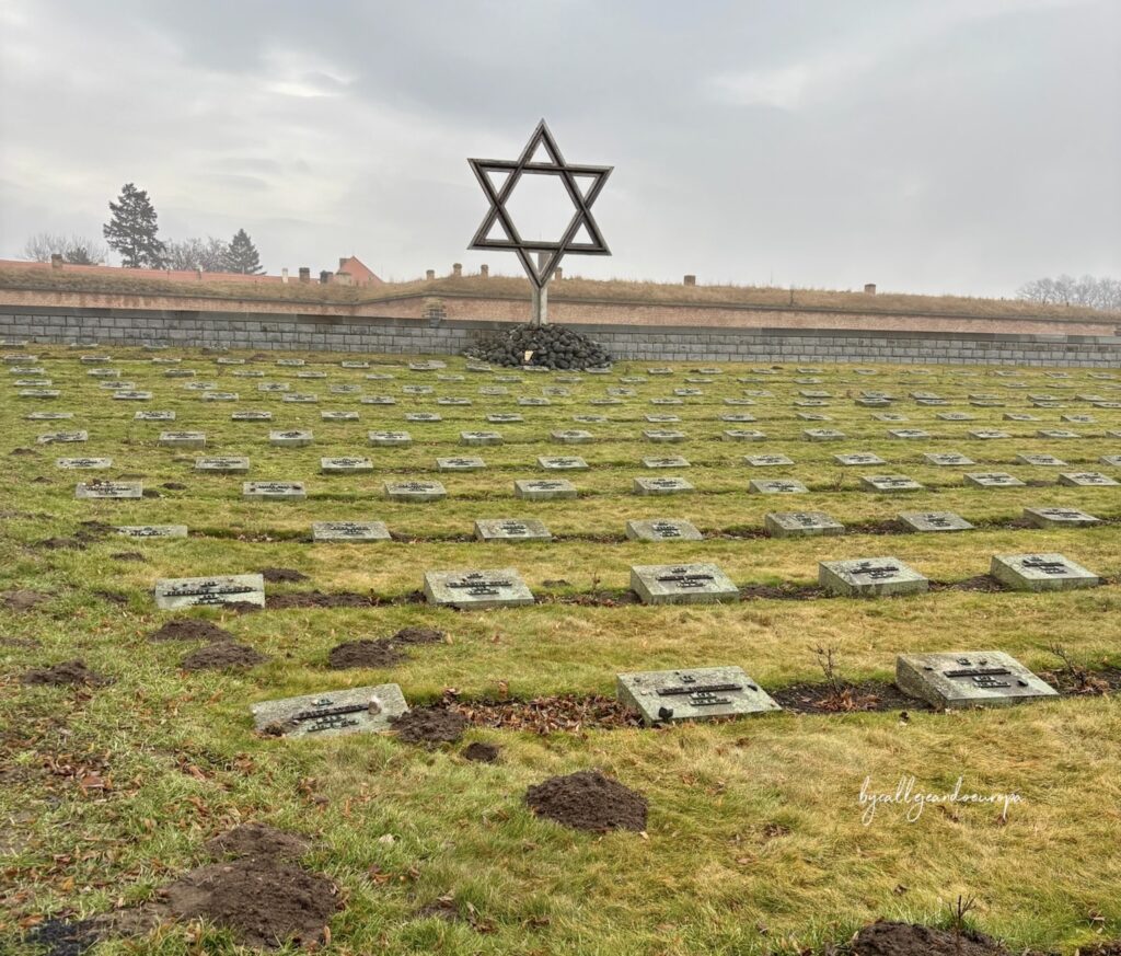 Memorial del campo de concentración de Terezín en la República Checa, mostrando el cementerio judío con la Estrella de David frente a la muralla de la Fortaleza Pequeña