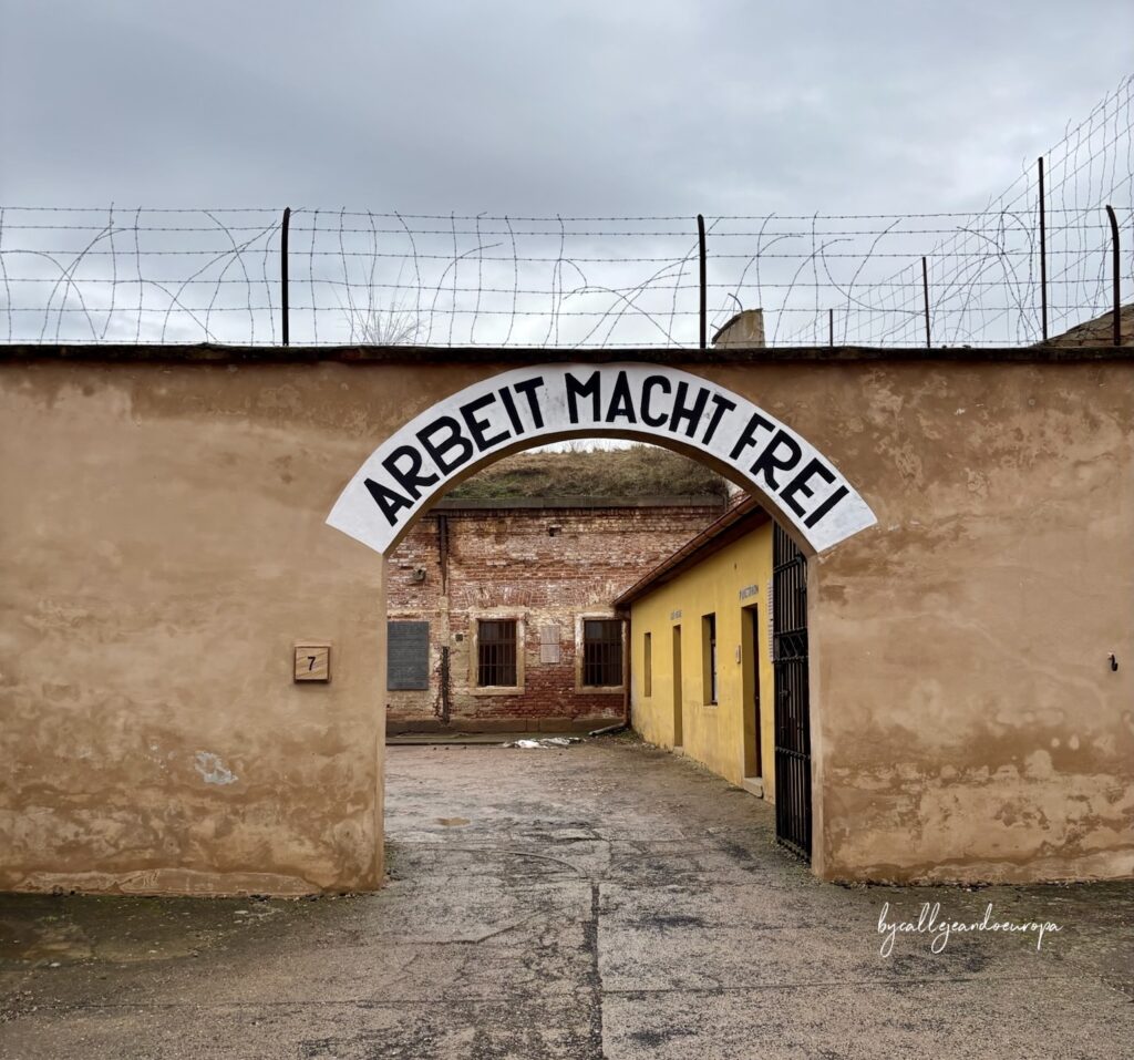 Entrar aquí es sentir el peso de la historia. La famosa y terrible frase que marcaba la entrada a un destino que nadie debería haber vivido.