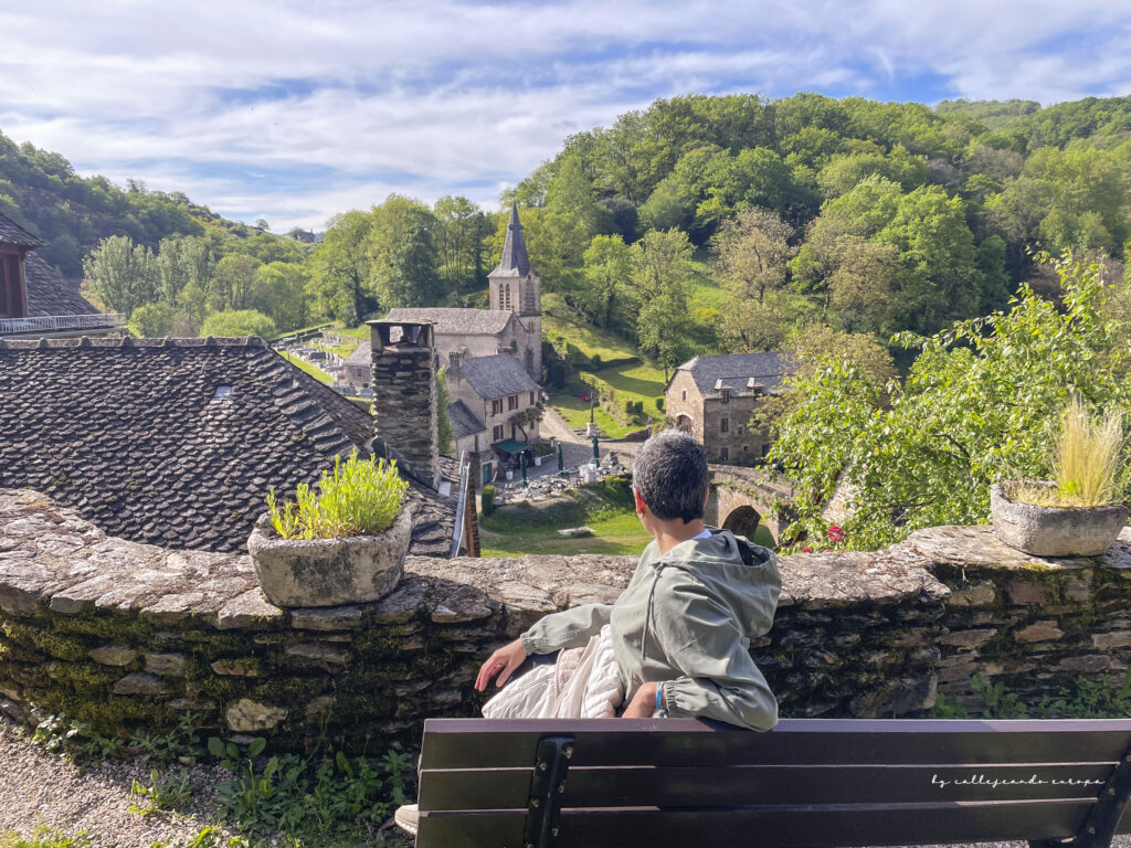 Puente de piedra y casas medievales en el encantador pueblo de Belcastel, EN NUESTRA RUTA POR MIDI PYRÉNÉES
