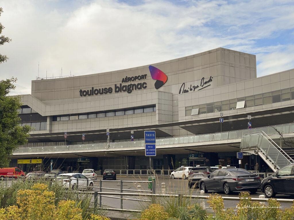Fachada principal del Aeropuerto de Toulouse-Blagnac en un día soleado