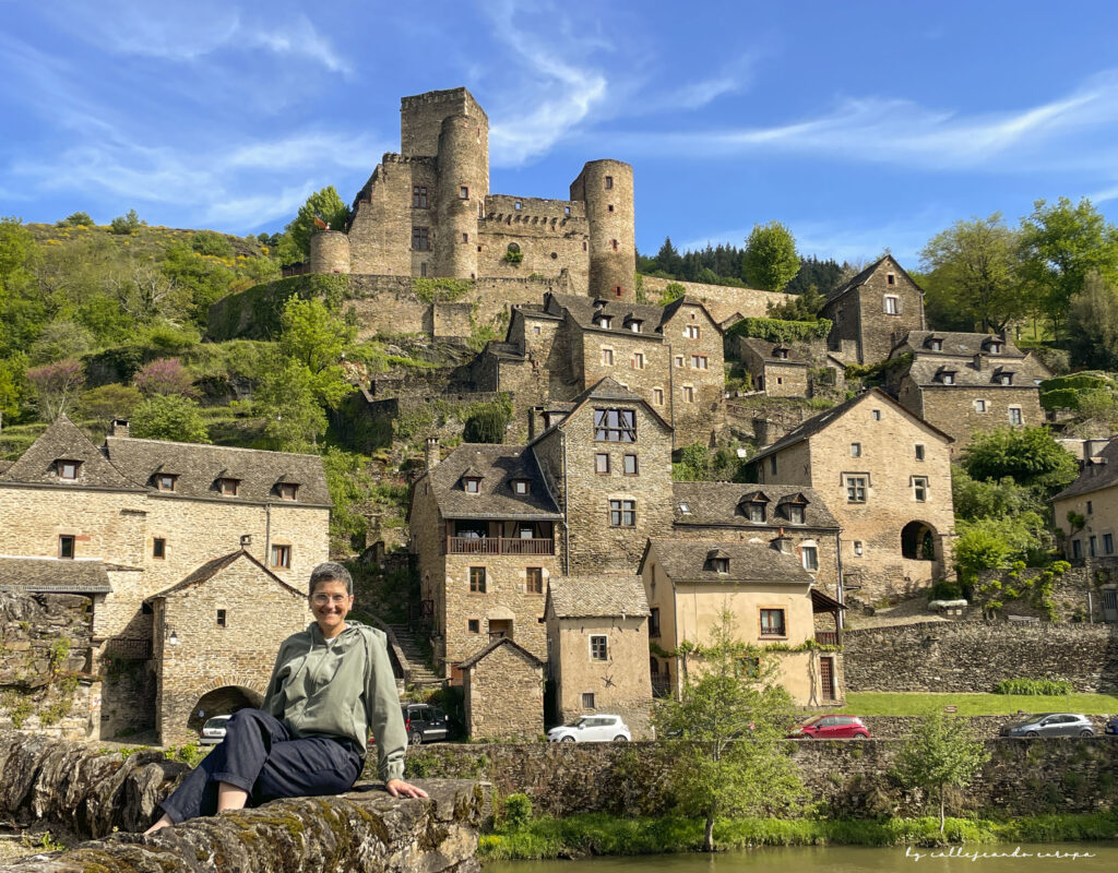 Panorámica de Belcastel desde el puente con el castillo y casas de piedra junto al río Aveyron