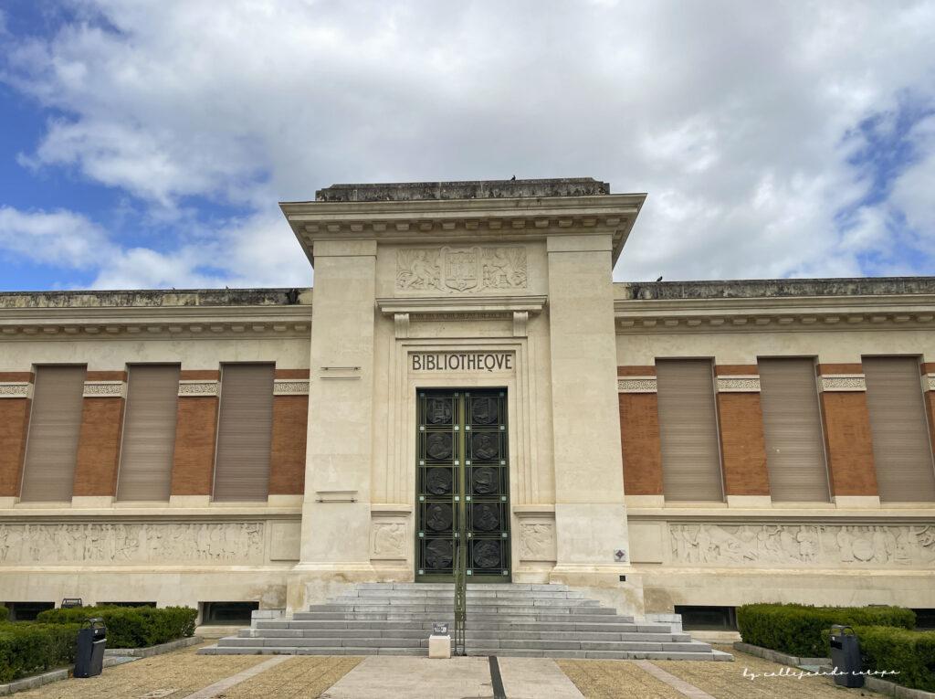 Fachada de la Biblioteca du Périgord con arquitectura clásica en el centro de Toulouse