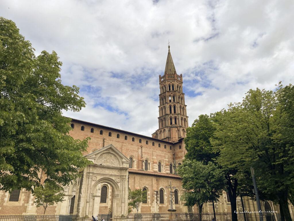 Fachada románica de la Basílica de Saint-Sernin en Toulouse con su torre octogonal