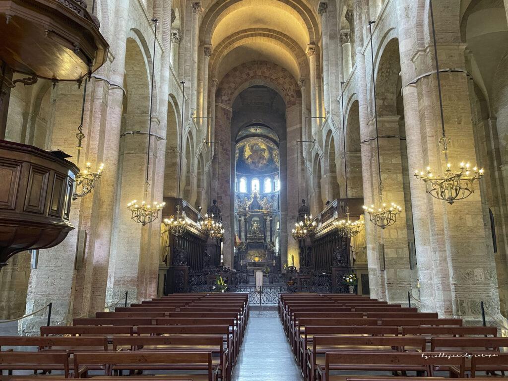 Interior abovedado de la Basílica de Saint-Sernin en Toulouse con columnas románicas