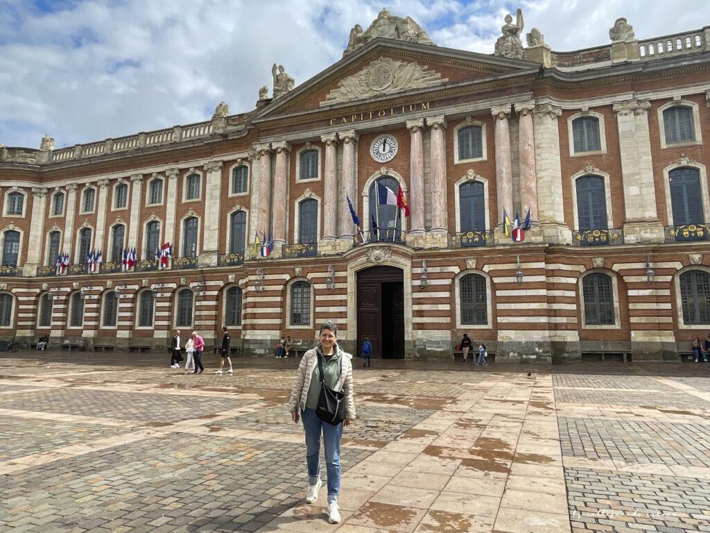 Fachada neoclásica del Capitolium de Toulouse con la plaza del Capitolio en primer plano