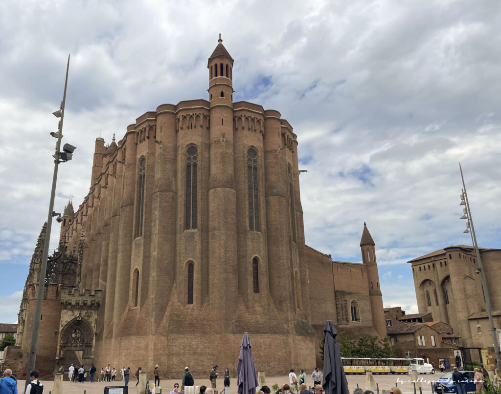 Fachada de la catedral de Sainte-Cécile de Albi, la mayor catedral de ladrillo del mundo