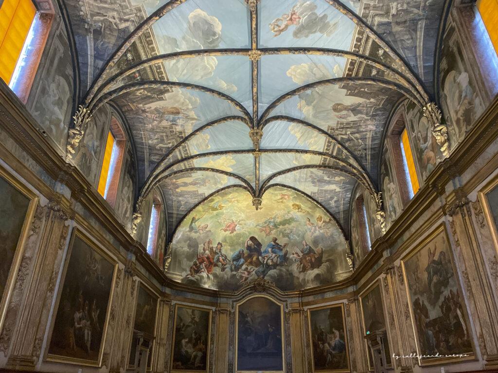Techo decorado con frescos en la Capilla de los Carmelitas de Toulouse