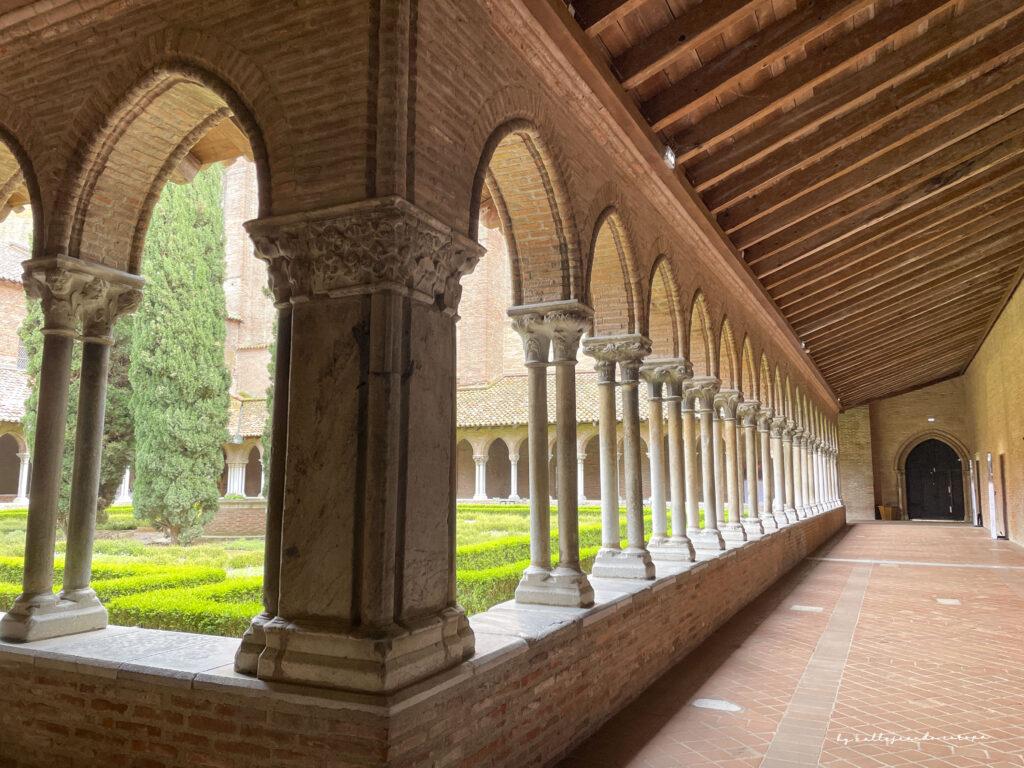 Claustro gótico del convento de los Jacobinos en Toulouse con columnas y jardín interior