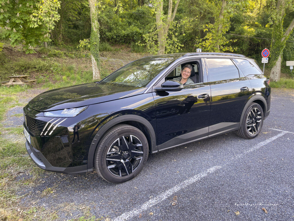 Coche de alquiler aparcado en una carretera rural del sur de Francia