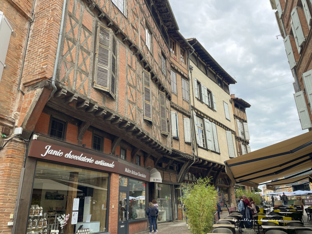 Calle empedrada del casco antiguo de Albi con fachadas de ladrillo