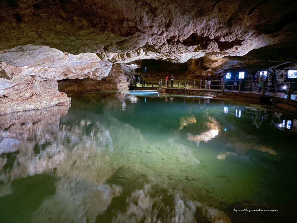 Interior de la cueva Gouffre de Padirac con río subterráneo y formaciones rocosas