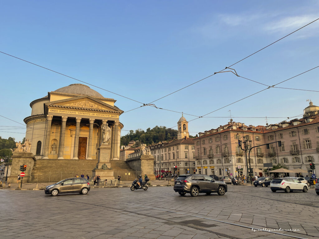 Iglesia Gran Madre di Dio de Turín, templo neoclásico junto al río Po con vistas a la Mole Antonelliana