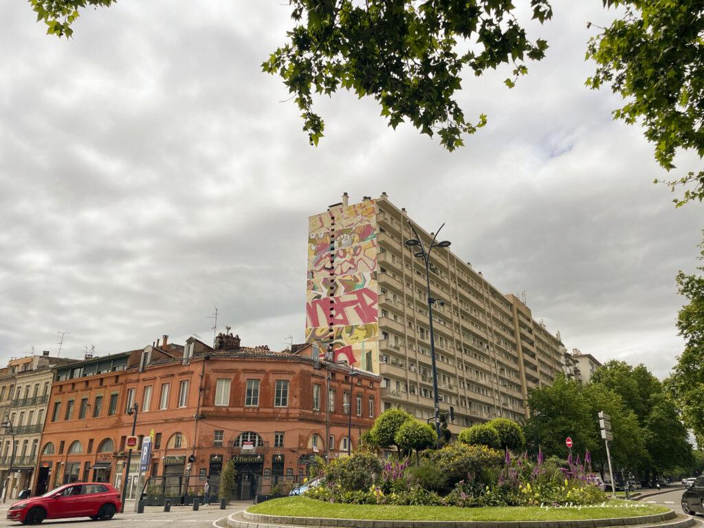 Mural de street art en una fachada del barrio Arnaud-Bernard de Toulouse
