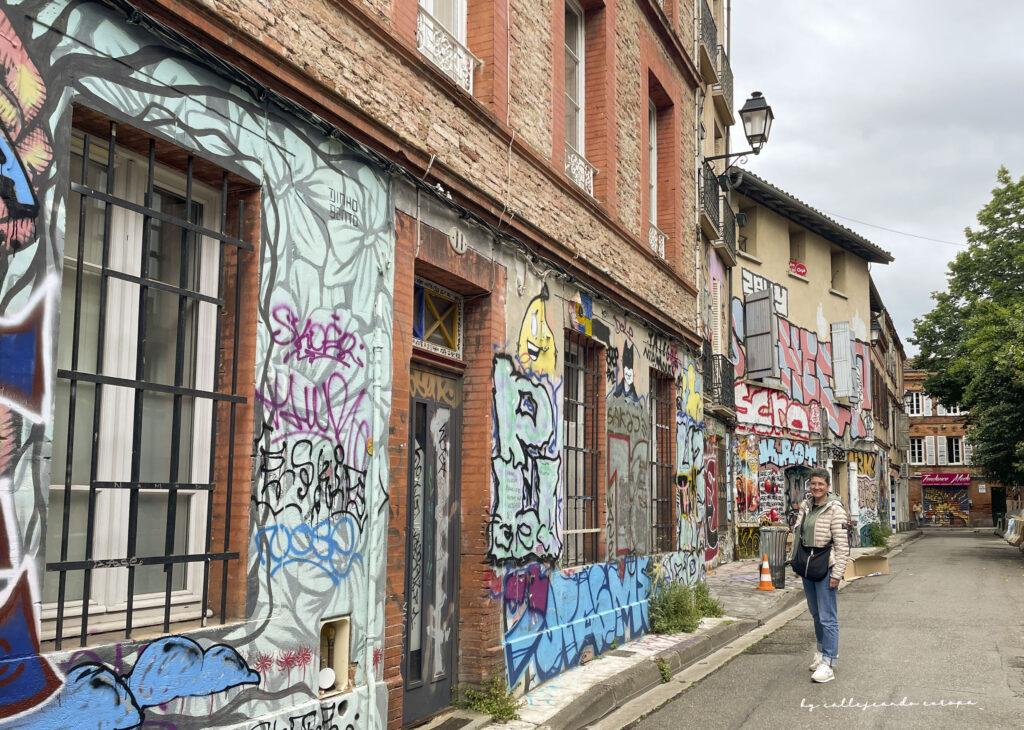 Fachadas decoradas con arte urbano en una calle del barrio Jeanne d’Arc de Toulouse