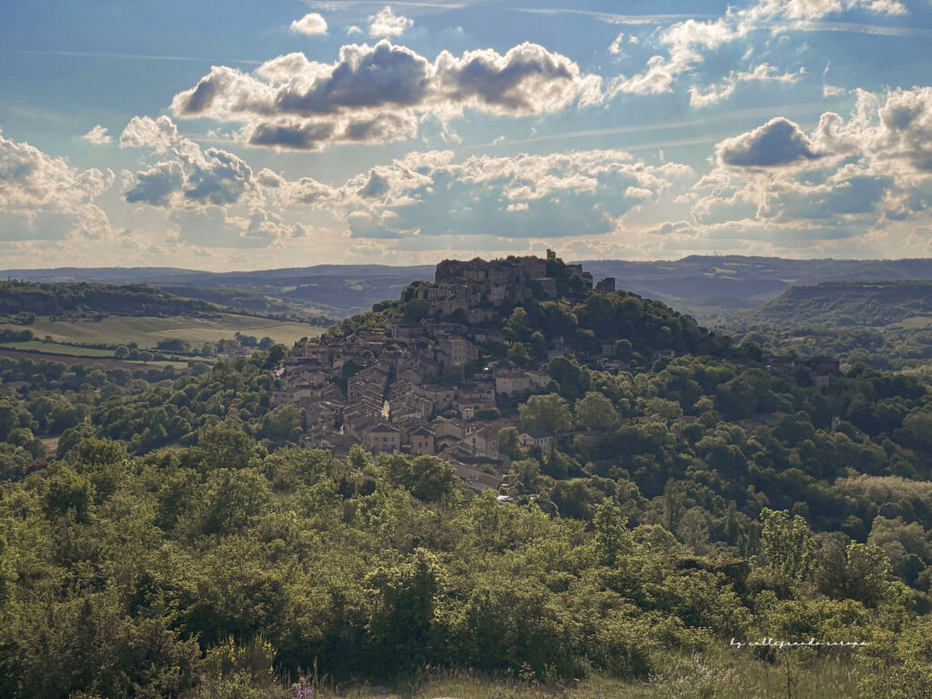 Cordes-sur-Ciel sobre una colina rodeada de niebla, pueblo medieval del sur de Francia