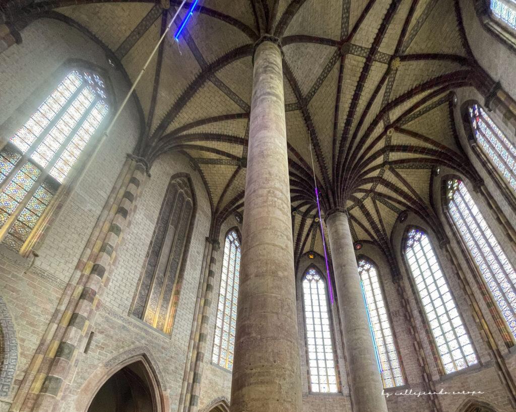 Columna central en forma de palmera de piedra en el convento de los Jacobinos de Toulouse