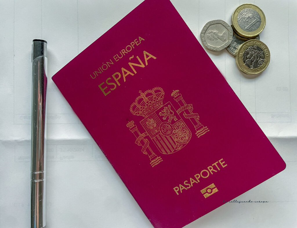 Documentación y dinero para un viaje por la Costa Oeste de Estados Unidos