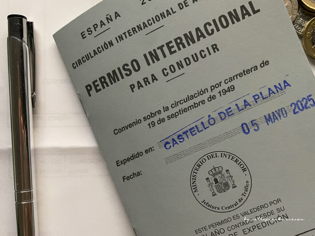 Permiso de conducir internacional español, obligatorio para alquilar coche en Estados Unidos.